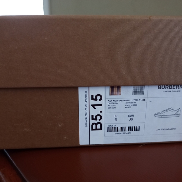 Brand new Burberry Logo Detail Leather Sneakers Item 80432101 - Picture 10 of 12